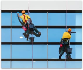 Lavage de vitres en hauteur et d'accès difficile par Skyworkers
